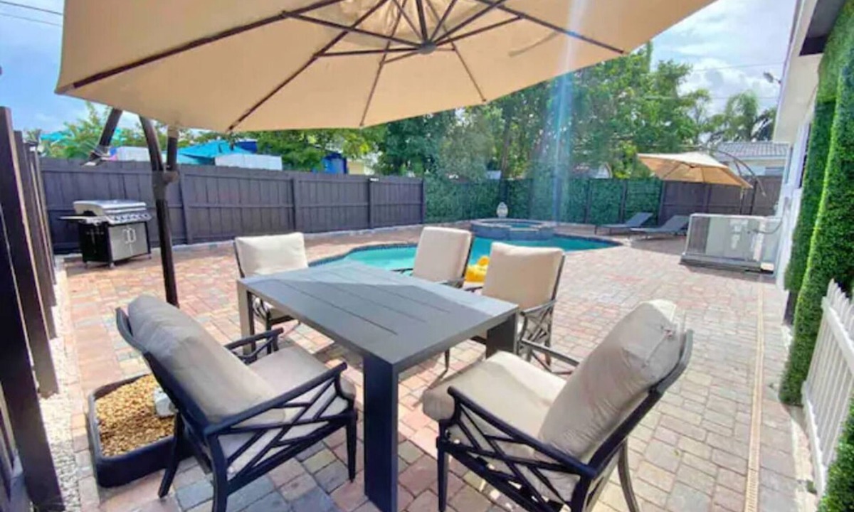 Pompano Beach House | 4BR/3BA Mini-Resort Near Beach heated Pool & Spa