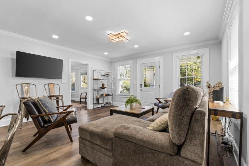 Villa Heights House | 4BR Bright and Modern - Close to Everything