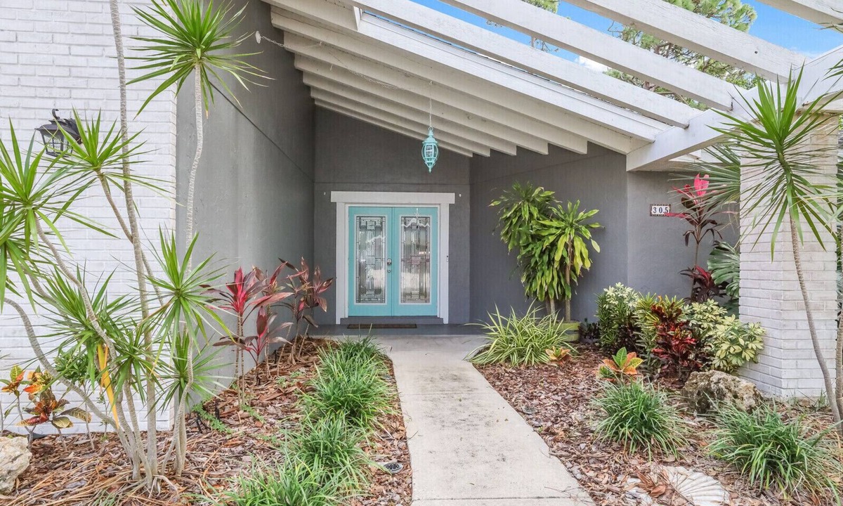 West Bradenton House | 4BR Saltwater Pool Oasis, Game Room, Outdoor Spa, & Tropical Garden Retreat