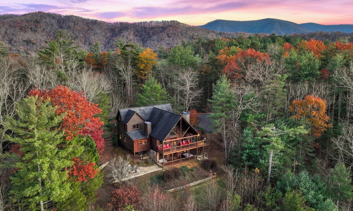 Cherry Log Cabin | 5 bd Cabin w/VIEWS, Secluded, Hot Tub, In & Outdoor Fireplaces