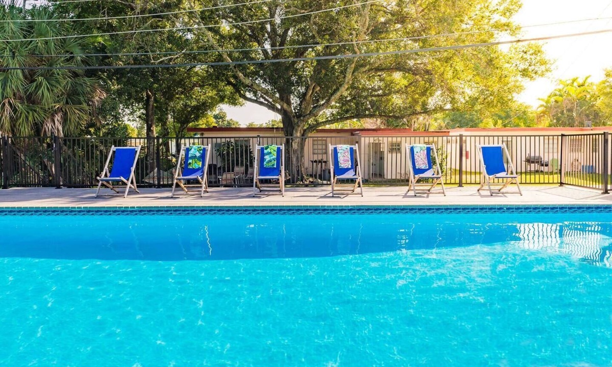 Edgewood Apartment | #5 Heated Pool, Private Patio & Grill, 1BR+sunroom