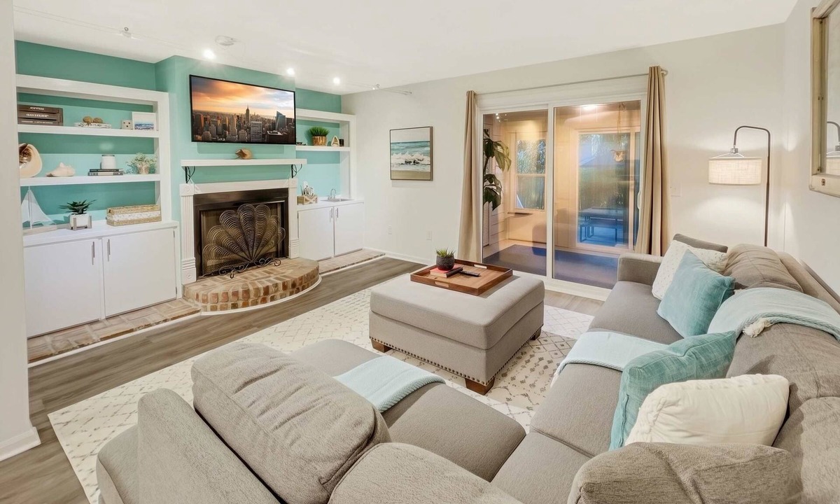Old Village House | 5 Min to Beach — King Beds