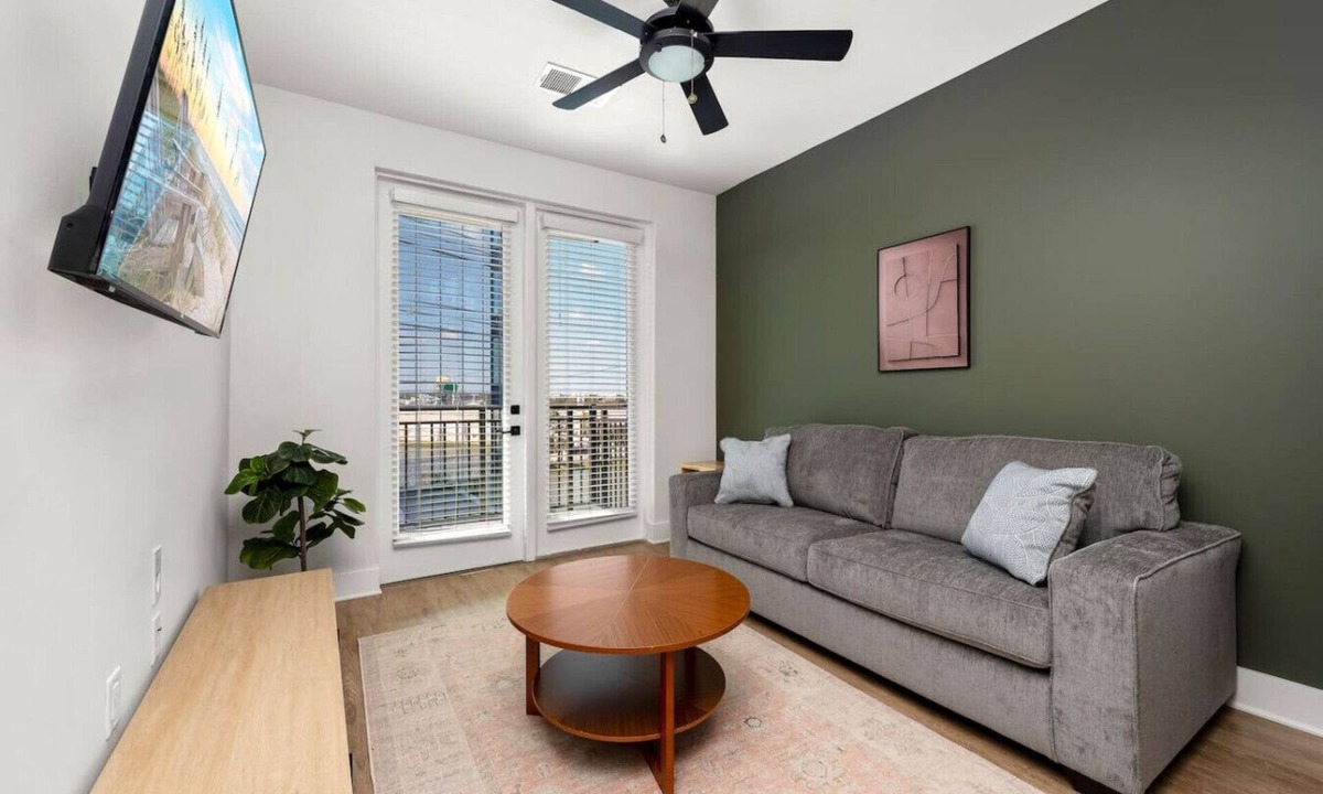 Oakford Park Apartment | 5 Star Building and Location | Pool/Gym | Midtown!