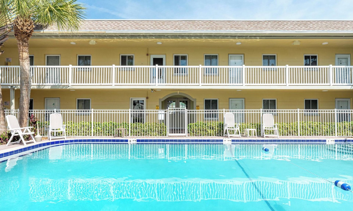St. Pete Beach Condo | 5 star newly renovated condo 3 min. walk to the beach, bars, food & transport
