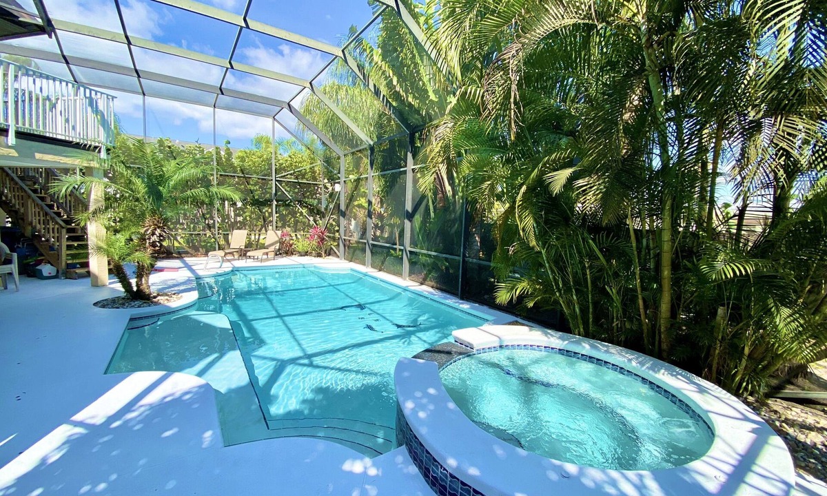 Ocean Woods House | 6 BD w Heated Screened-in Pool & Jacuzzi-No Bugs, Theater, Arcade, Walk to Beach