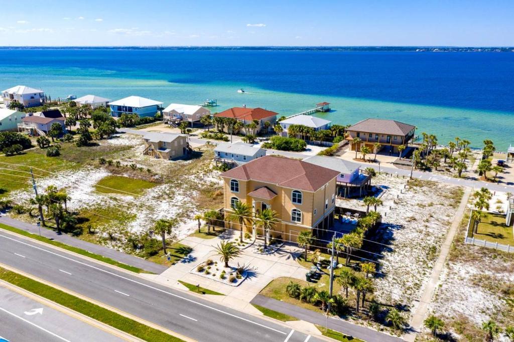 Toilla Segunda House | 6 Bedrooms 2 5 blocks from the beach with Gulf Views Sleeps 24 with Large Pool