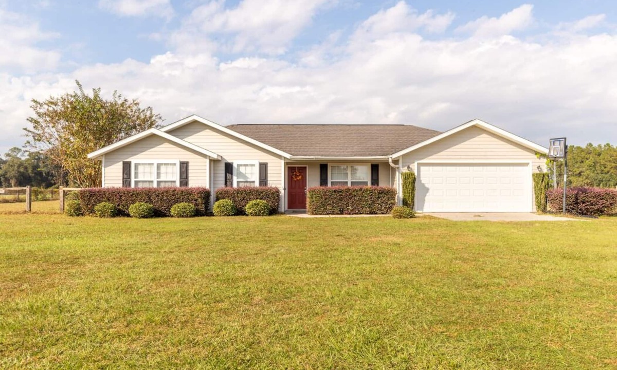 Lake Butler House | 6+ Sleeper Farm Escape with HUGE Yard and RV Hookup is Out Standing in its Field