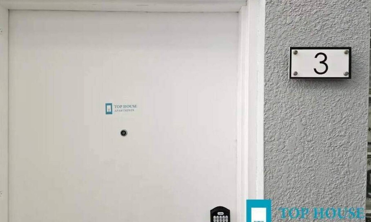 Miami Springs Apartment | 645 Airport/Top House Apartment3