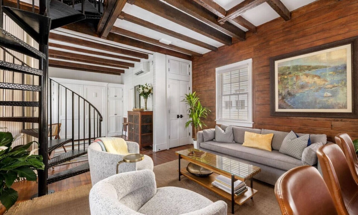 Cannonborough Elliotborough House | 6B at Saint Philip Square, One Block to King, Double Porch Oasis