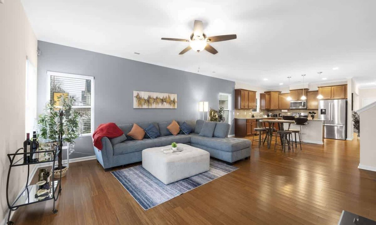 Charlotte House | 6BR Group Stay Near UNCC & Charlotte Speedway