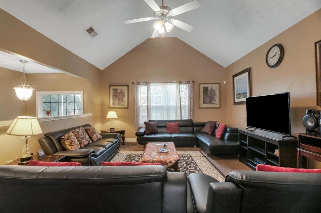 Locust Grove House | 6BR Home Spacious Yard + Grill Peaceful Suburb