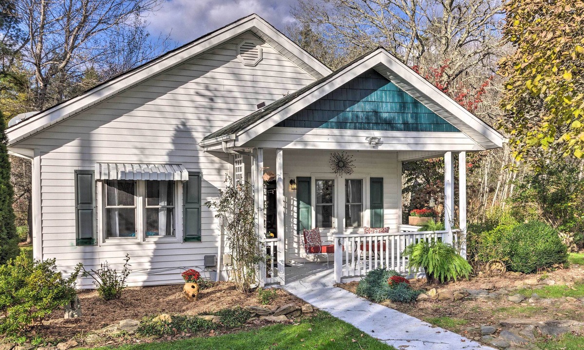 Newland Cottage | 8 Mi to Sugar Mtn! Cozy Cottage w/Fire Pit