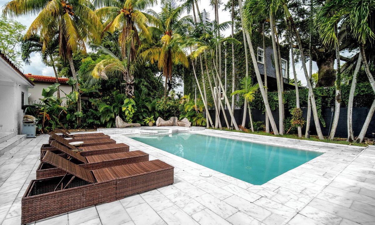 East Little Havana House | 8BR Near Kiki on the River, Home Cinema, Gym, Pool, Grill
