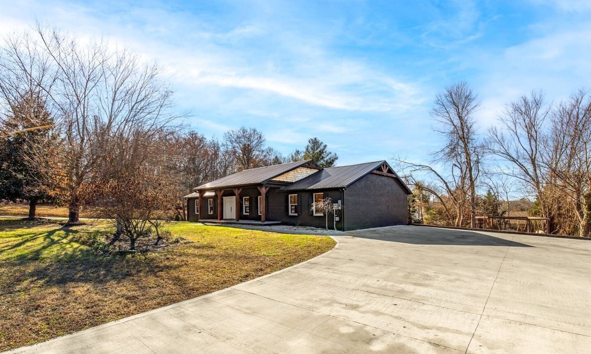 Sevierville House | 9 Bed&Ensuite Bath~Theatre~Game Room~Fire Pit~Dogs