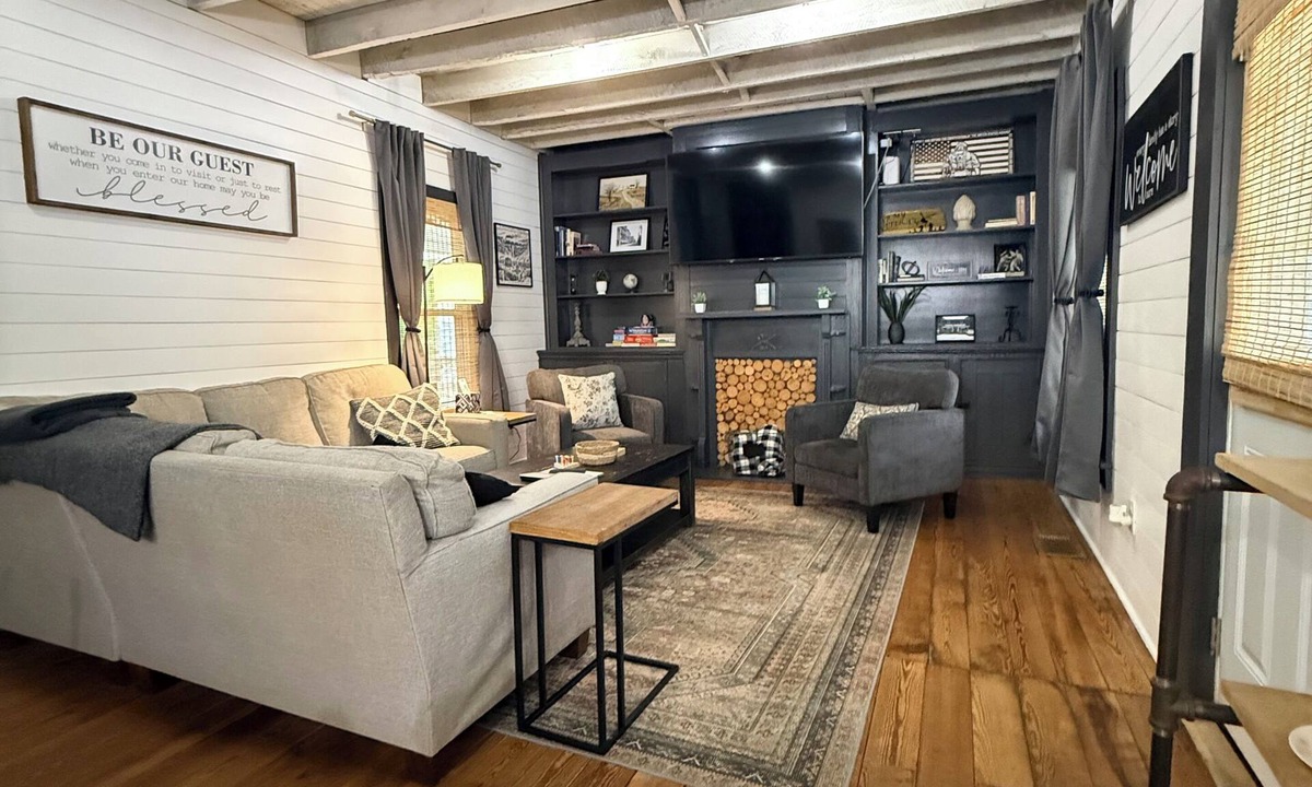 Coalfield House | 9 min to Windrock/12 min to Oak Ridge-Sleeps 6+/2 car garage/Full Laundry