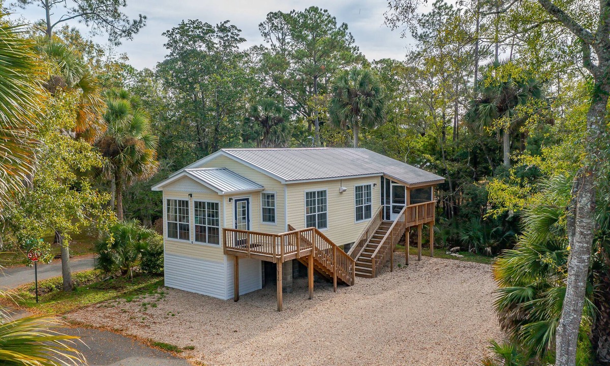 Crawfordville House | A beautiful house nestled in Saint Marks a block from the water . Quiet and cozy