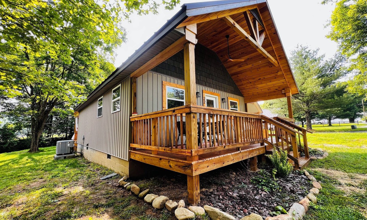 Andrews House | A Cozy Creekside Hot Tub Retreat