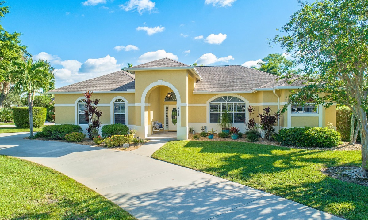 Naples House | A NAPLES STUNNER! HIGHLY Sought 3/2 Pool/Spa/Lake Home, Fully Stocked, New Furn.