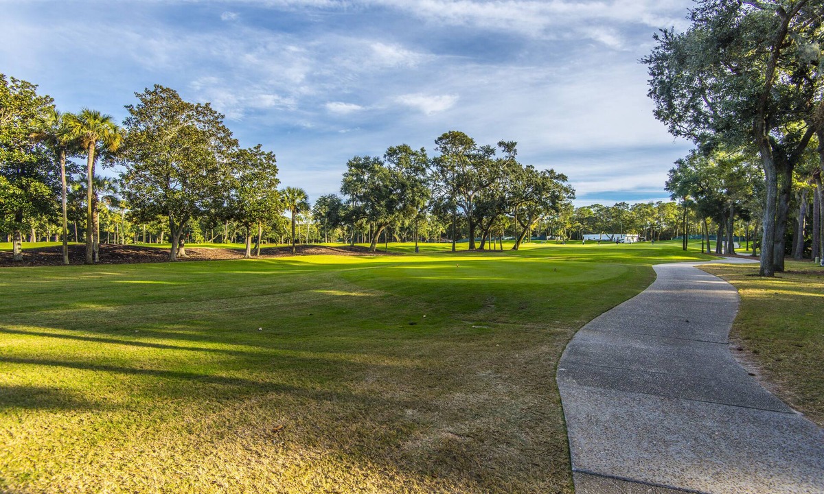 West Beach Cottage | Adorable Cottage on Cougar Pt Golf Course-PET FRIENDLY