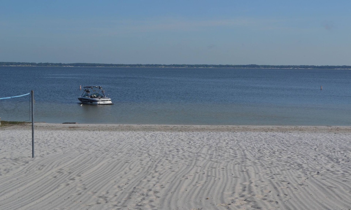 Weirsdale Cottage | Adorable cottage on white sand beach, only 10 minutes to The Villages