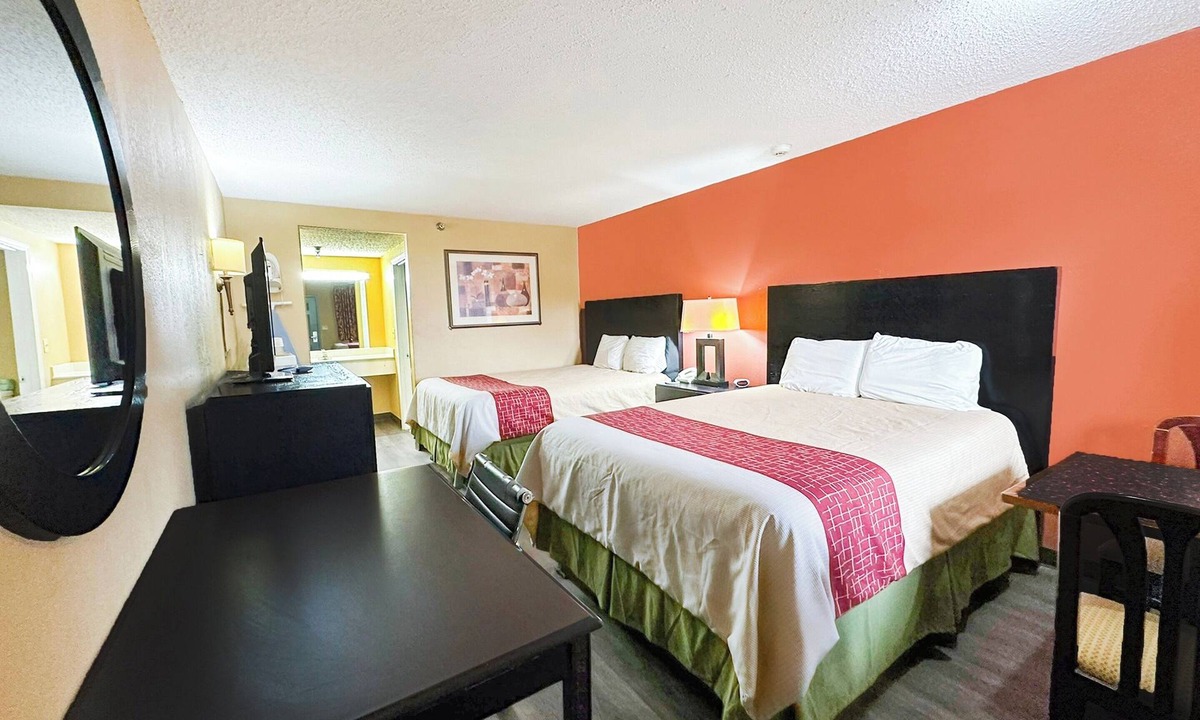 Mount Berry Hotel | Affordable Queen Room l Perfect for Budget Travelers Visiting Rome