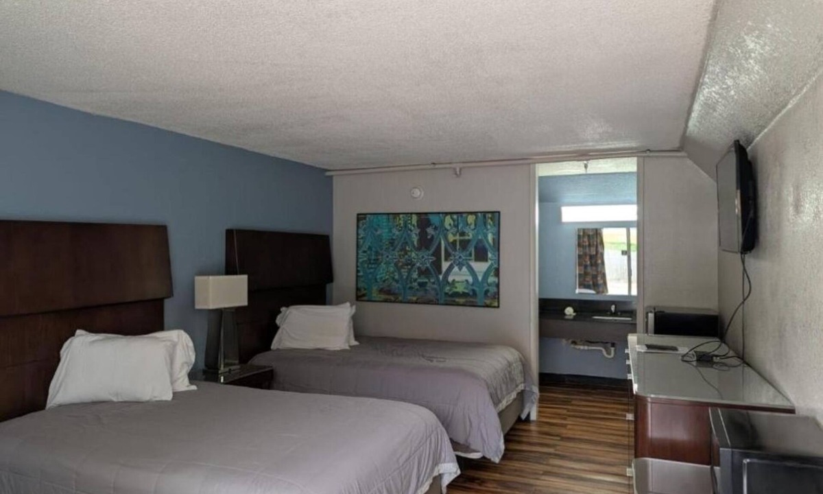 Cartersville Hotel | Affordable Room Close to Dining, Hiking, + Local Scenery