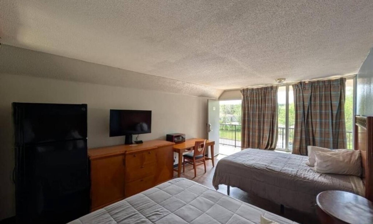 Cartersville Hotel | Affordable Stay with 3 Rooms Near Cartersville’s Top Attractions – Book Today!