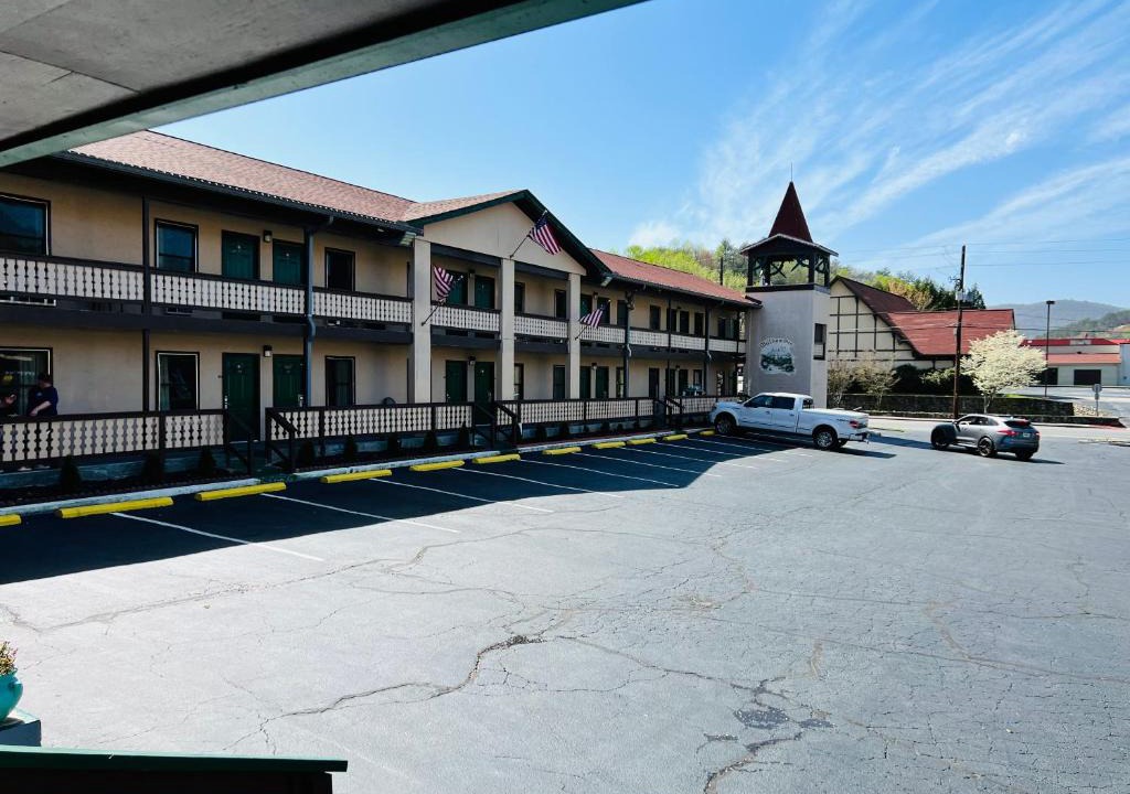 Helen Hotel | Alpine Valley Inn