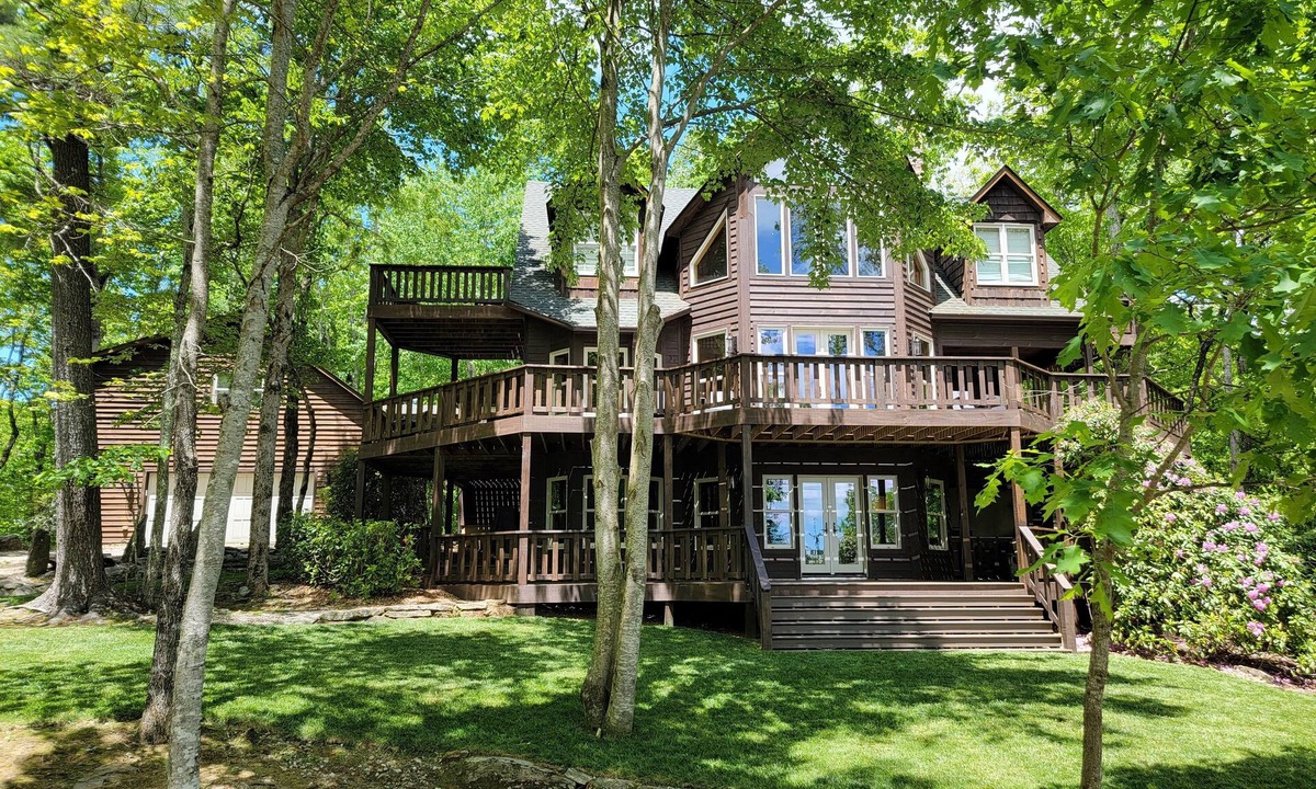 Lake Sequoyah House | Altitude Adjustment, a luxurious & spacious mountain retreat