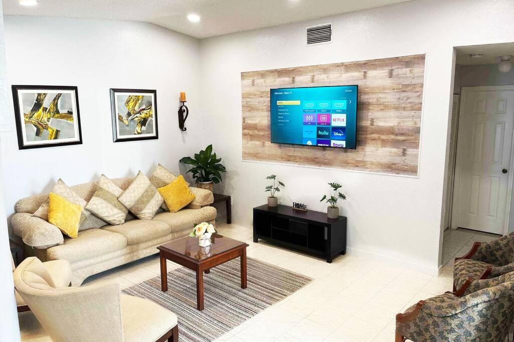 Ludlam House | Amazing & cozy Duplex near Zoo Miami !