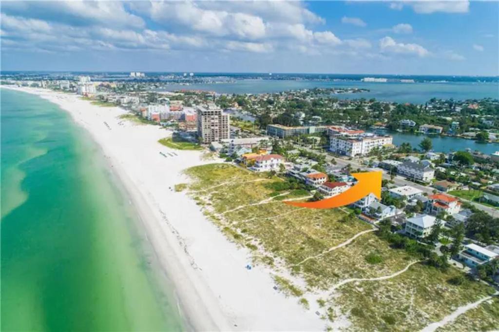 Don Cesar Apartment | AMAZING LOCATION ! direct across ST, from beach
