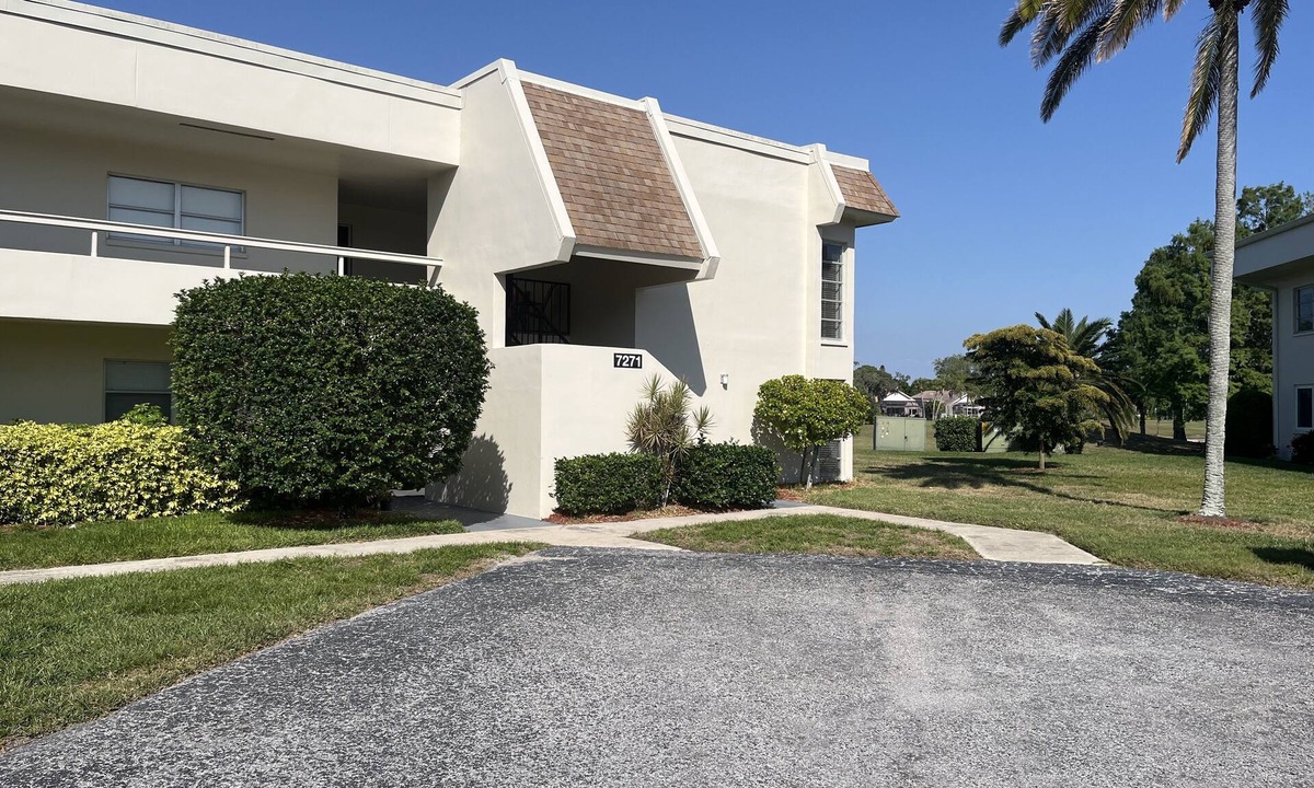 Trailer Estates Condo | Awesome first-floor Palm Aire condo close to University Town Center!