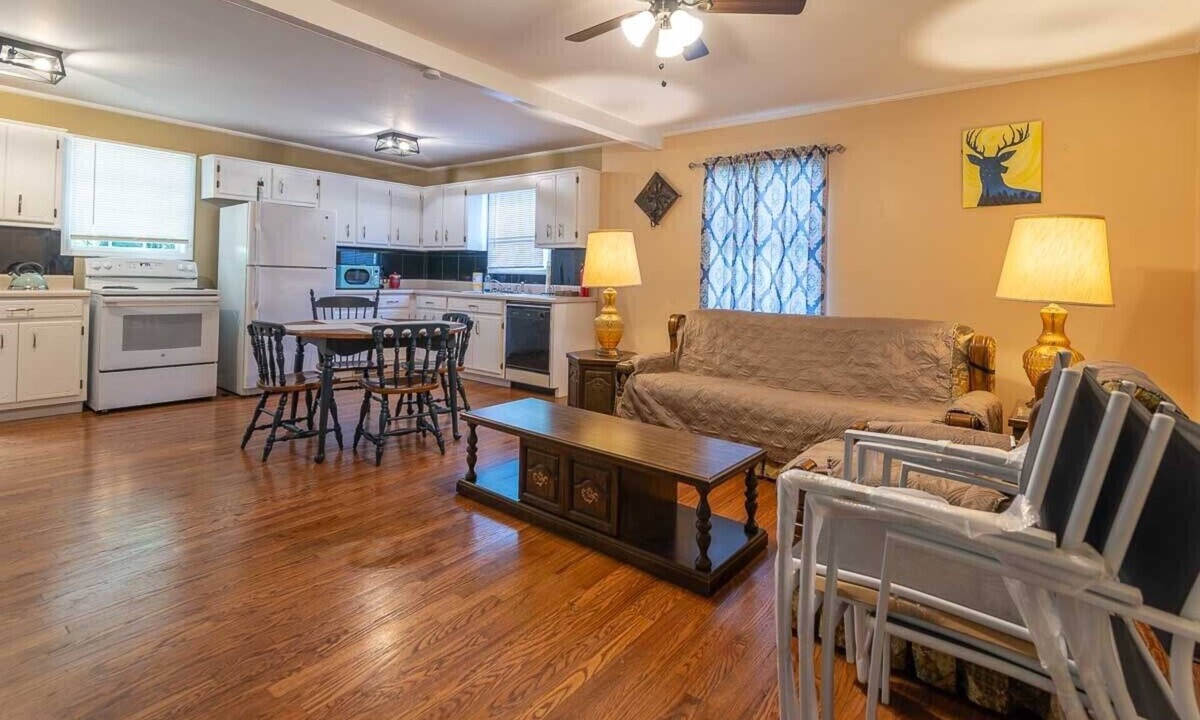 Winchester House | Awesome Home close to the Lake.