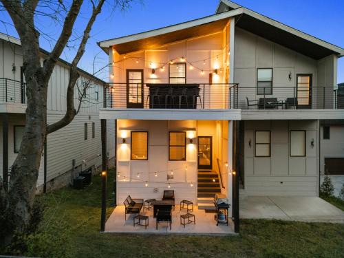 Talbot's Corner House | Balcony Bar, Grill & Firepit with a View and Sleeps 16 Only 8 to Broadway