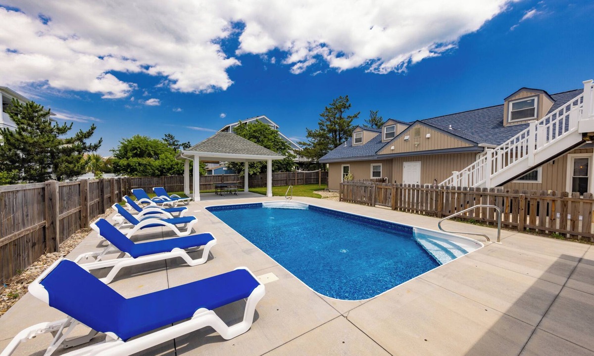 Sandbridge House | Barefoot Cottage- Pool- A Sandbridge Favorite!