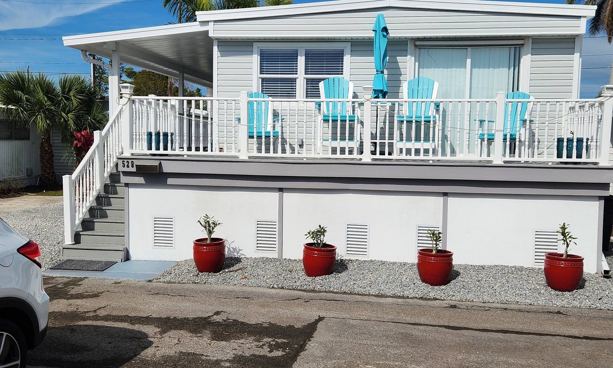 Bradenton Beach House | Bay view, 3 min walk to Gulf beach, shared pool, wash & dryer, free WIFI plus.
