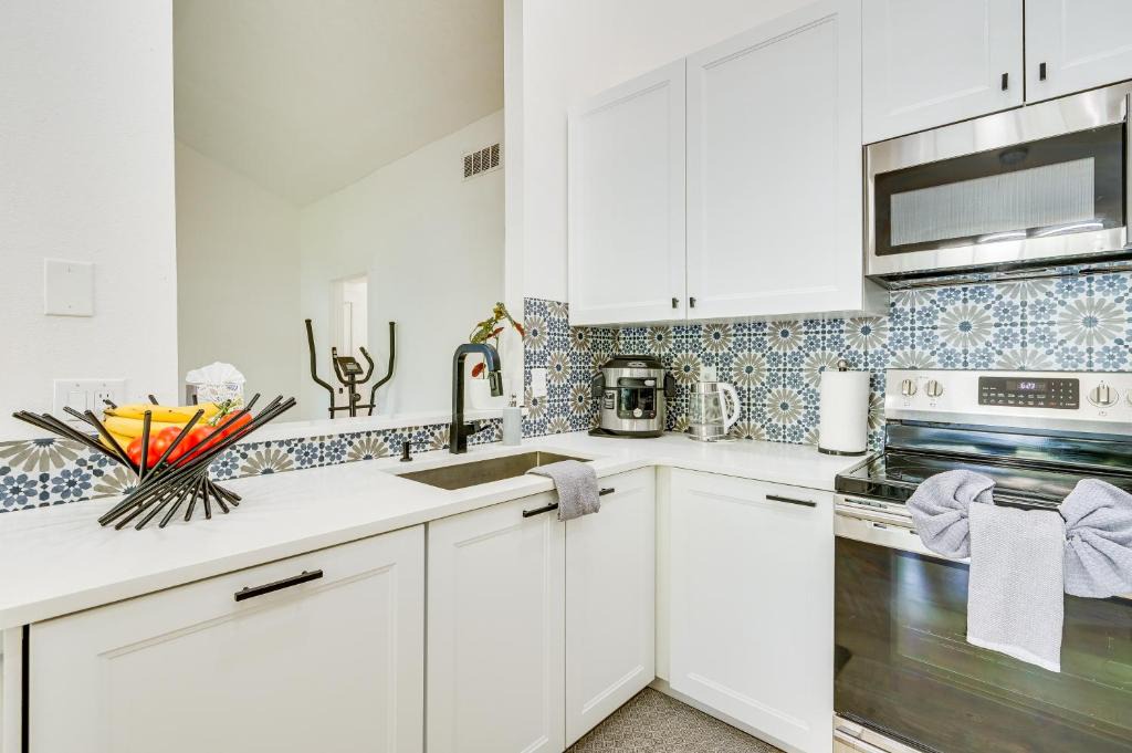 Lake St. George House | BBQ Ready Retreat with Pool Access in Palm Harbor