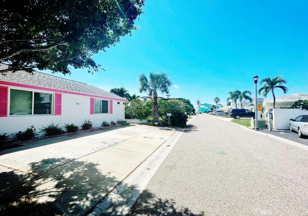 Redington Shores House | Beach Ave Escape - Unit B