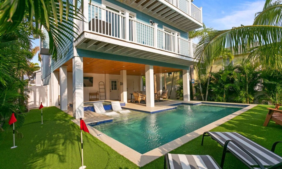 Bradenton Beach House | Beach Bliss! Walk to beach! short stays