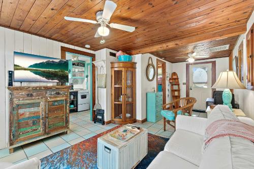 Vilano Beach House | Beachcomber Oasis l 1930s Cottage l 1 min to Beach