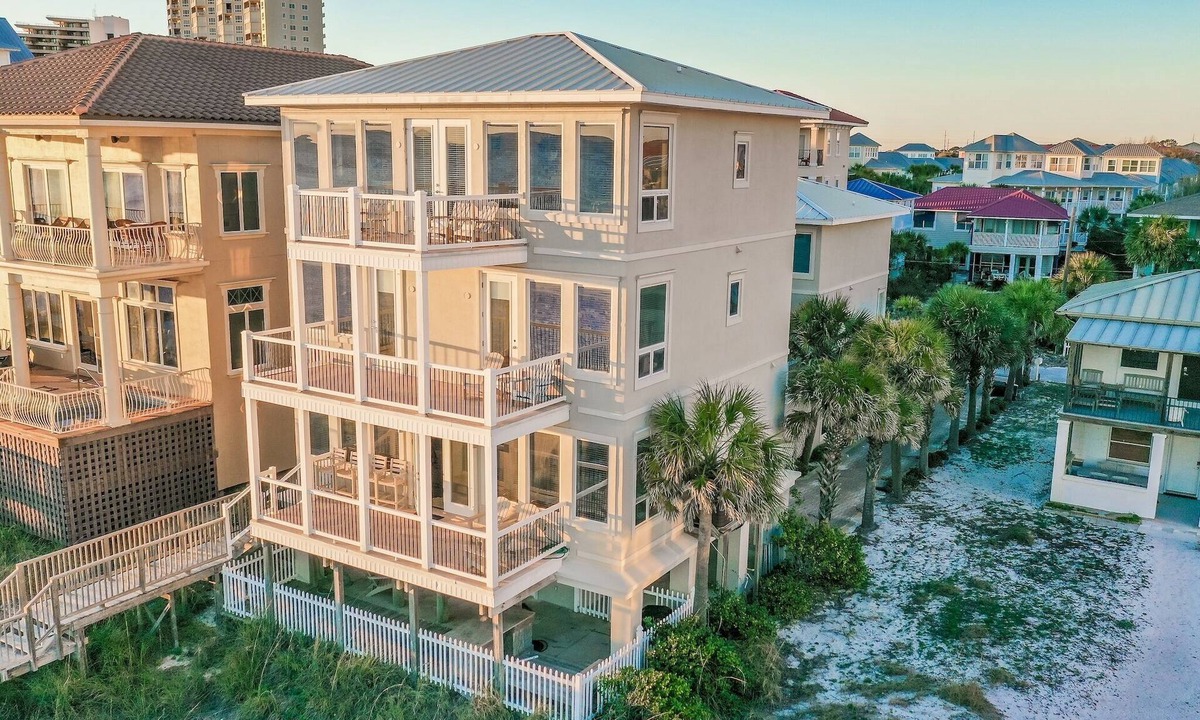 Miramar Beach House | Beachfront 7 Bed with splash pool - private beach! Spring discounts!