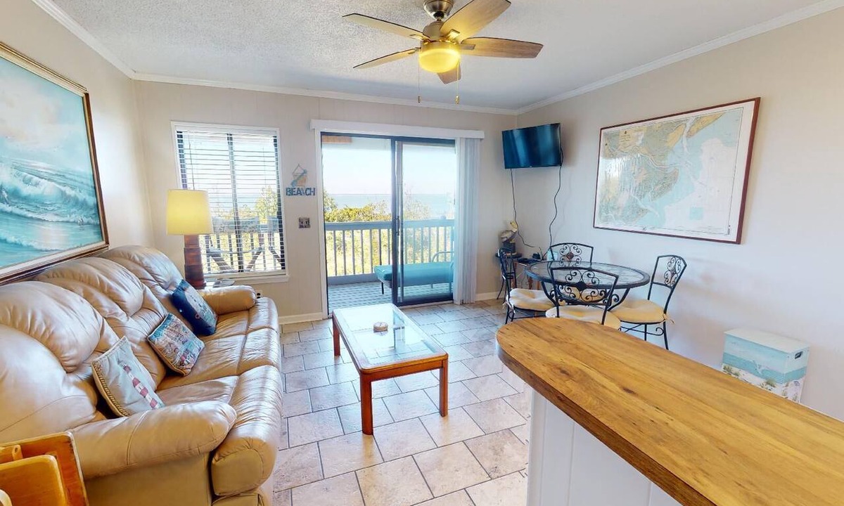 Tybee Island Condo | Beachfront condo w. balcony views, community pool + beach access.