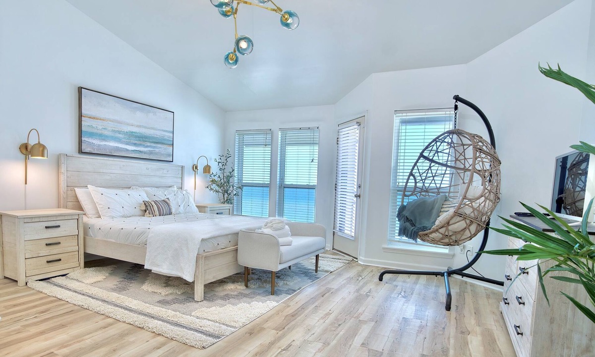 East End House | Beachfront~Pet Friendly~BeachGear~Pool Access~