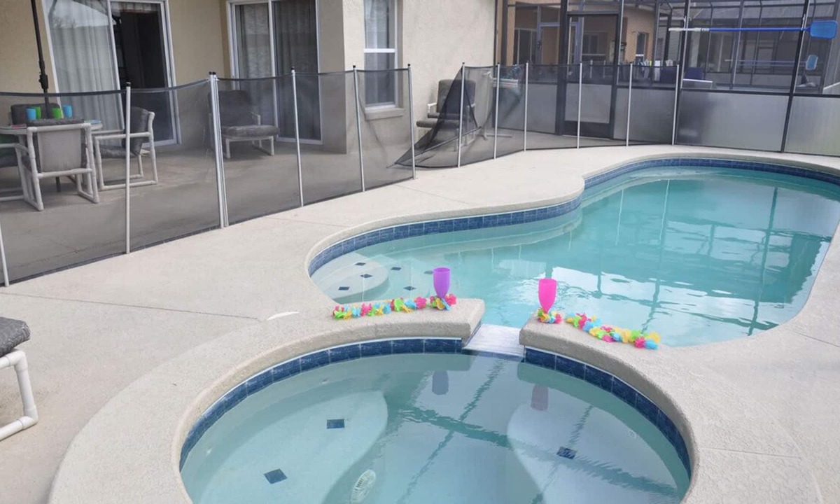 Highgate Park House | Beautiful 4 Bedroom Pool/Spa Home in Gated Community Near Disney, Pet Friendly
