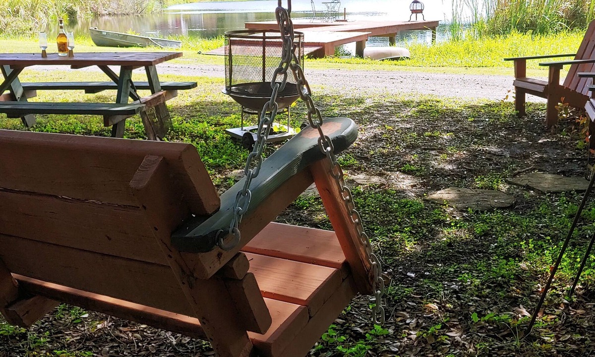 Keystone House | Beautiful Country Setting on Private Fishing Pond, Fishing Rods Boat included!