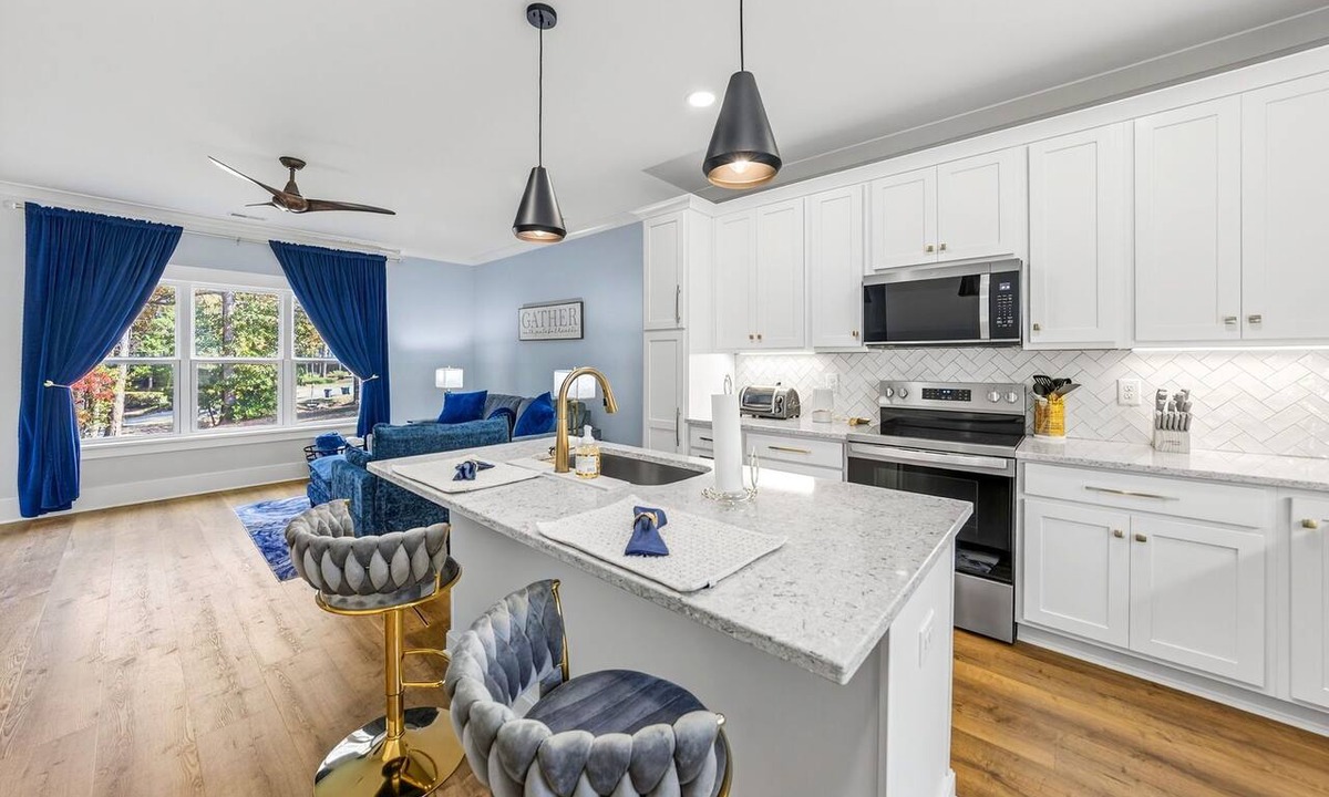 Apex House | Beautiful Downtown apartment. Walk to historic downtown retail, dining & fun