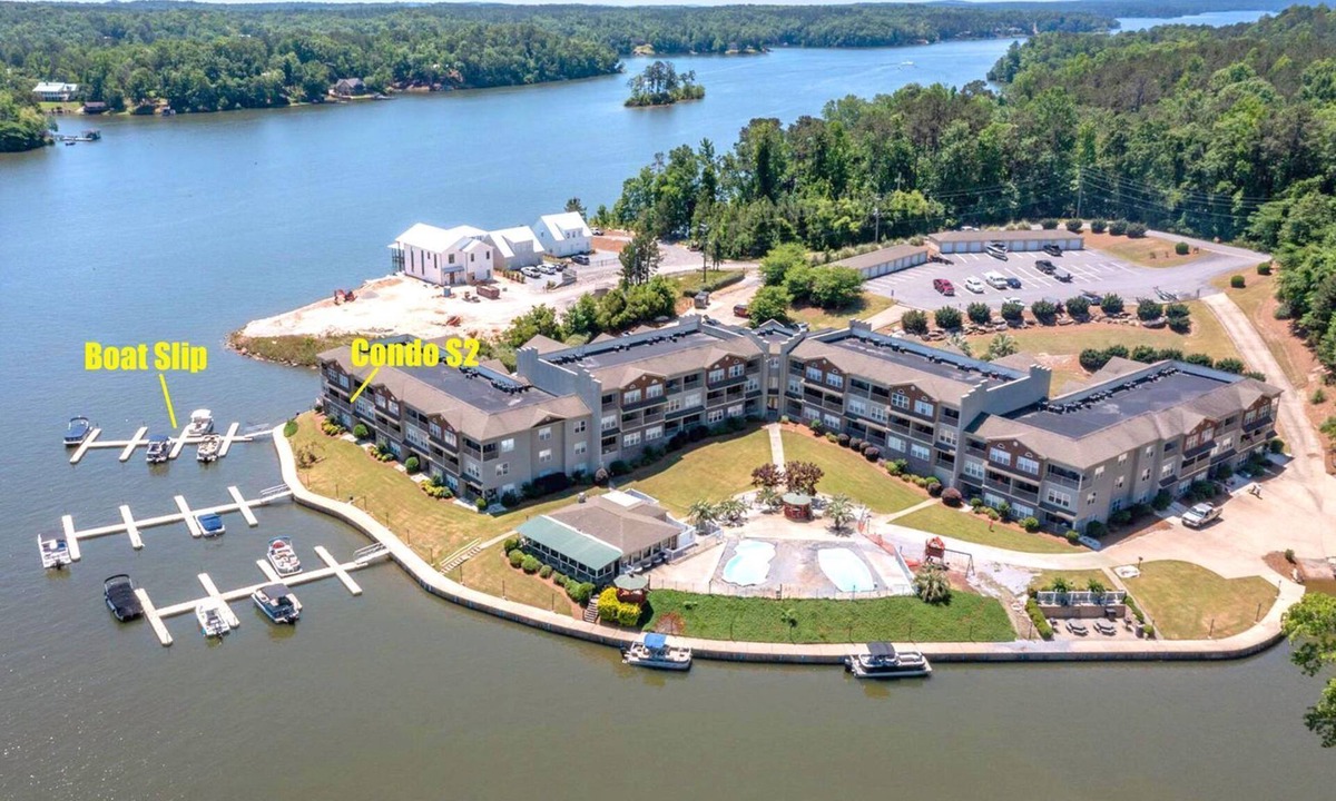 Alexander City Condo | Beautiful Lake Views
