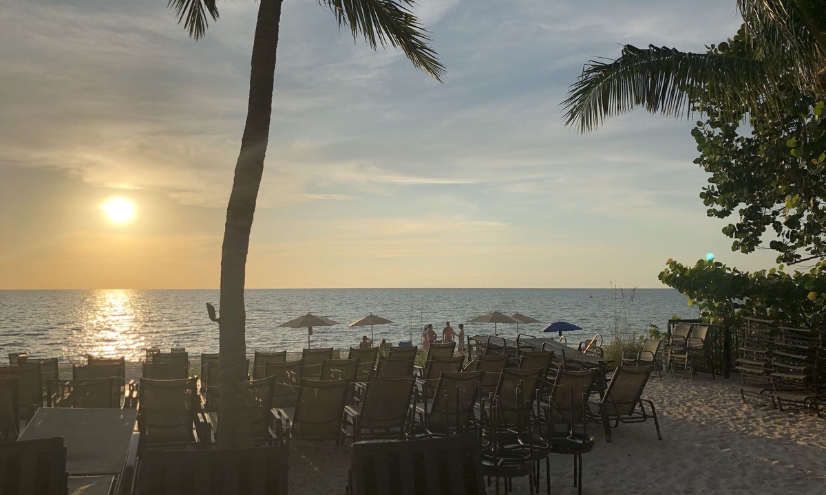 Vanderbilt Beach Condo | Beautiful Naples Condo Regatta @ Vanderbilt Beach. Newly redecorated.