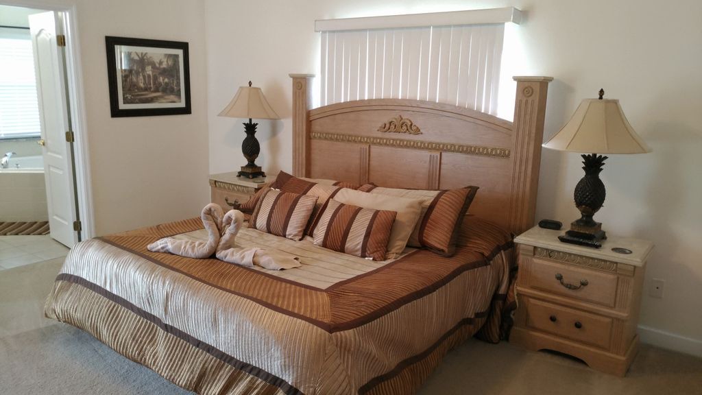 West Stonebridge House | Beautiful Spacious 4 bed room pool home - close to Disney