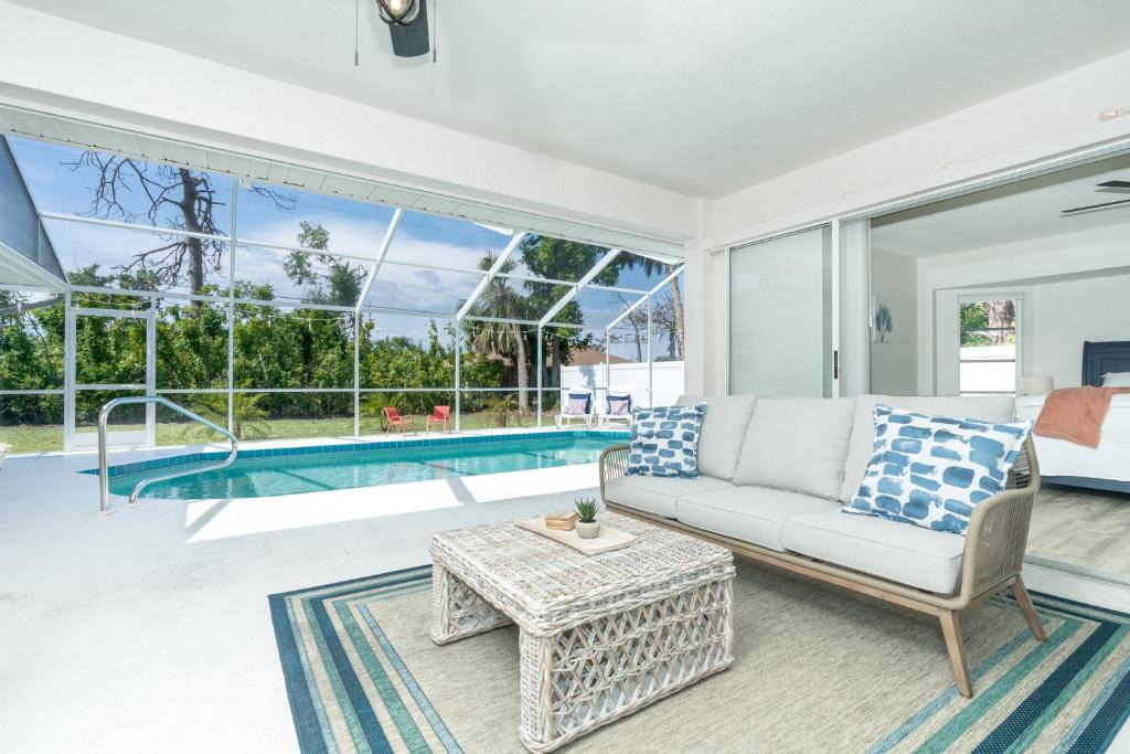 Englewood East House | Beautiful Spacious Home! Close to Beaches - HEATED Private Pool